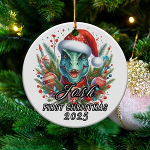 赤ちゃん恐竜の初めてのクリスマスオーナメント、パーソナライズされた赤ちゃんの初めてのクリスマス2025オーナメント、かわいい赤ちゃんのホリデーツリーデコレーション