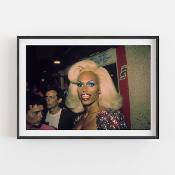 Impresión fotográfica vintage de DragCon Blonde Queen de 1980, póster de convención de programa de televisión retro, impresión fotográfica generada por IA, póster de arte queer