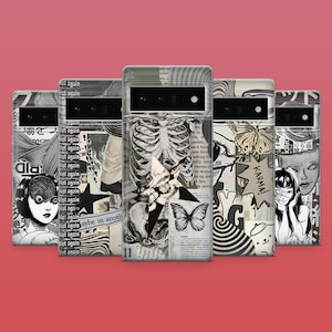 Puede incluir: Cuatro fundas para teléfono con diferentes diseños. Los diseños incluyen un esqueleto, una mariposa, una espiral y una mujer con una calavera. Las fundas son todas en blanco y negro con una estética grunge.