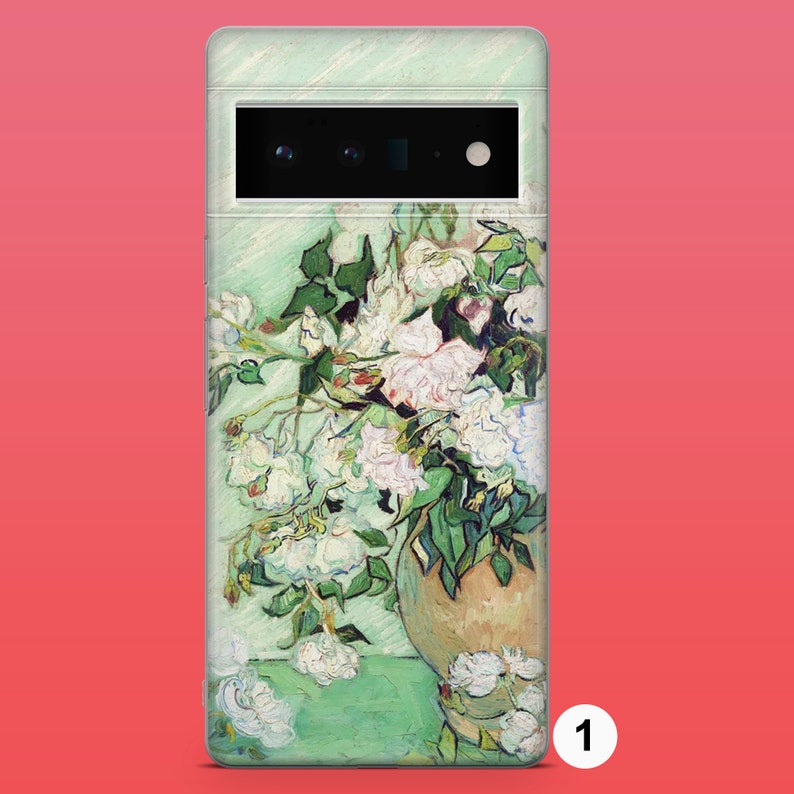 Op de afbeelding: Een telefoonhoesje met een schilderij van witte rozen in een vaas op een groene achtergrond. Het schilderij is in de stijl van Vincent van Gogh.