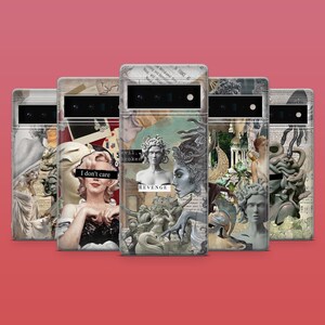 Op de afbeelding: Een verzameling telefoonhoesjes met collage-ontwerpen. De hoesjes tonen afbeeldingen van klassieke beelden, Marilyn Monroe en de tekst "I don't care" en "REVENGE". De hoesjes hebben een transparante rand en een rode achtergrond.