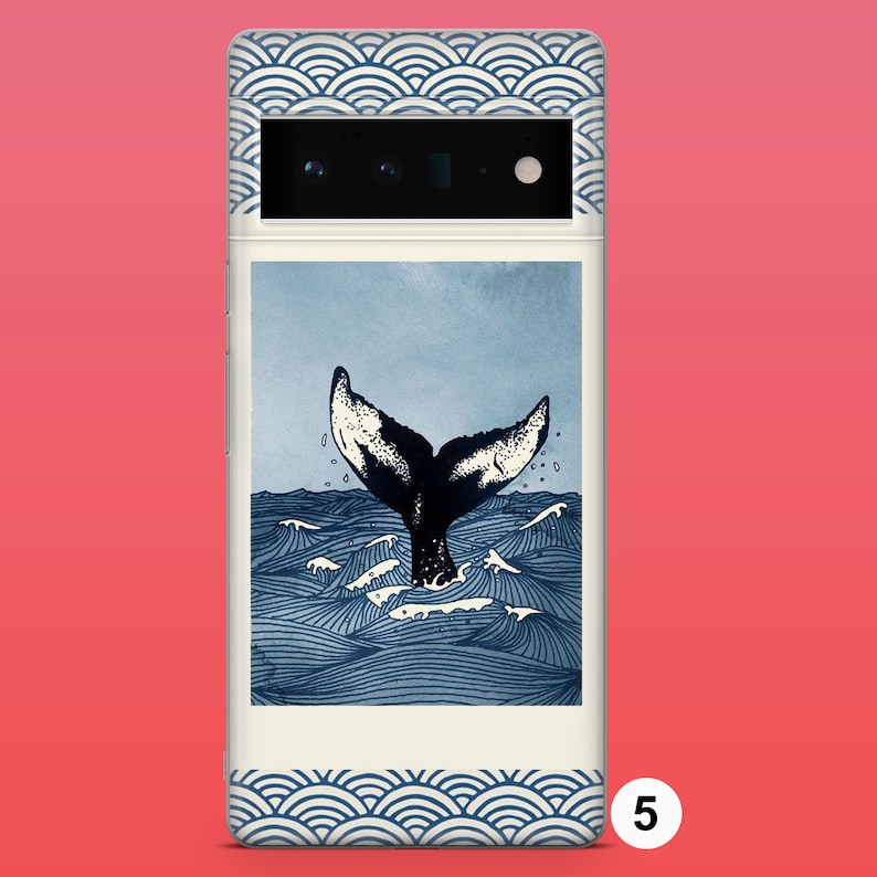 Op de afbeelding: Een telefoonhoesje met een blauw en wit golfpatroon en een afbeelding van een walvisstaart in de oceaan. Het hoesje heeft een camera-uitsparing en het nummer "5" rechtsonder.