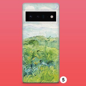 Op de afbeelding: Een telefoonhoesje met een schilderij van een groen veld met gele bloemen. Het schilderij is in de stijl van Vincent van Gogh. Het hoesje heeft een zwarte camera-uitsparing.