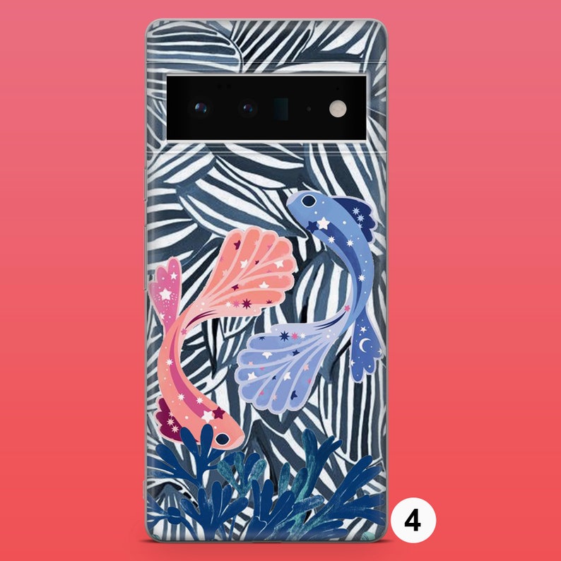 Op de afbeelding: Een telefoonhoesje met een zwart-wit zebraprint ontwerp. Twee vissen met kleurrijke vinnen en sterren zwemmen in het patroon. De vissen zijn roze en blauw met witte sterren.