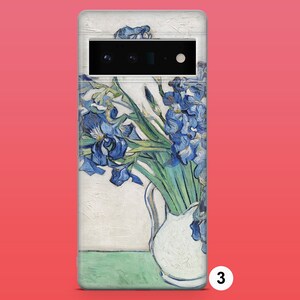 Op de afbeelding: Een telefoonhoesje met een schilderij van blauwe irissen in een witte vaas. Het schilderij is van Vincent van Gogh.