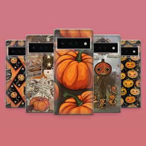 Puede incluir: Una colección de fundas para teléfonos con diseños de Halloween. Las fundas presentan imágenes de calabazas, un espantapájaros y otros gráficos espeluznantes en colores naranja, negro y marrón. Las fundas se muestran sobre un fondo rosa.