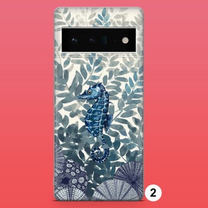 Op de afbeelding: Een witte telefoonhoes met een blauw en grijs aquarelontwerp van een zeepaardje, bladeren en zee-egels.
