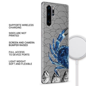 Op de afbeelding: Een transparante telefoonhoes met een zwart-wit golfpatroon en een blauw krabbenontwerp. De hoes heeft ook een witte draadloze oplaadpad en kabel. De tekst "SUPPORTS WIRELESS CHARGING", "SIDES ARE NOT PRINTED", "SCREEN AND CAMERA BUMPER RAISED", "FULL ACCESS TO DEVICE PORTS", "LIGHT WEIGHT SOFT AND FLEXIBLE" is op de hoes gedrukt.