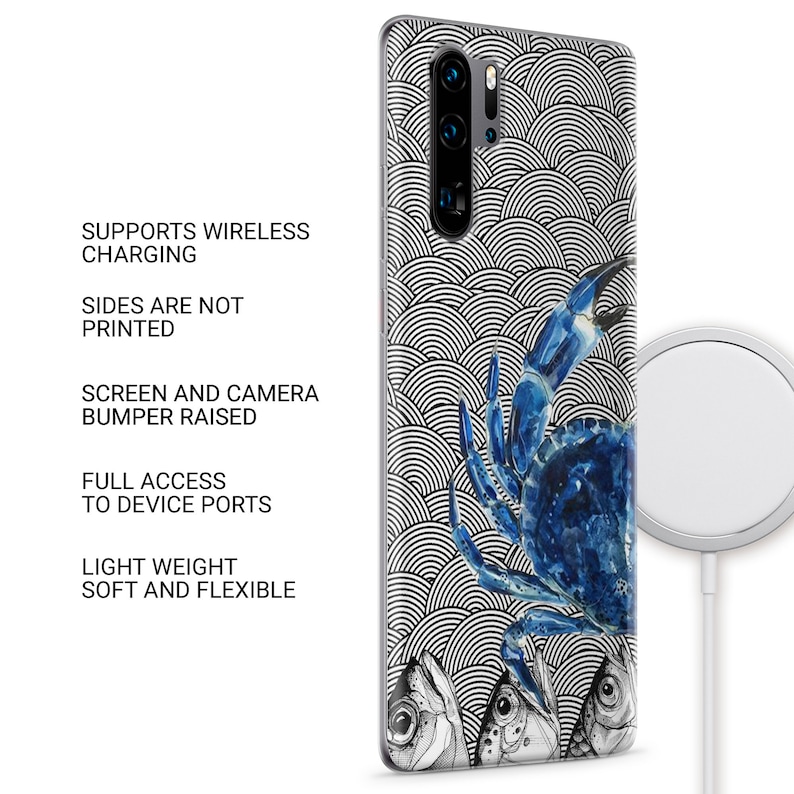 Op de afbeelding: Een transparante telefoonhoes met een zwart-wit golfpatroon en een blauw krabbenontwerp. De hoes heeft ook een witte draadloze oplaadpad en kabel. De tekst "SUPPORTS WIRELESS CHARGING", "SIDES ARE NOT PRINTED", "SCREEN AND CAMERA BUMPER RAISED", "FULL ACCESS TO DEVICE PORTS", "LIGHT WEIGHT SOFT AND FLEXIBLE" is op de hoes gedrukt.