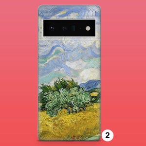 Op de afbeelding: Een telefoonhoesje met een schilderij van een landschap met een blauwe lucht, witte wolken, groene bomen en geel gras. Het schilderij is in de stijl van Vincent van Gogh.