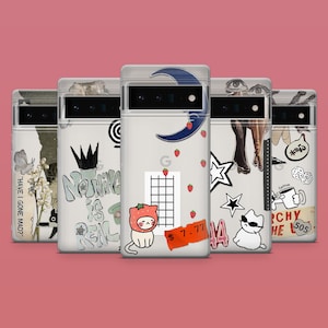 Può includere: Cinque custodie per telefono diverse con vari design. Le custodie sono trasparenti e mostrano l'obiettivo della fotocamera del telefono. I design includono una luna crescente, un gatto con un cappello di fragola, uno schema a griglia, una stella e una tazza di caffè.