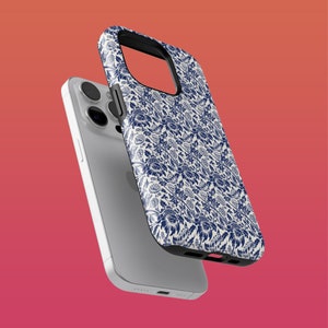 Könnte beinhalten: Eine weiße iPhone-Hülle mit einem blauen Blumenmuster. Die Hülle ist auf einem weißen iPhone abgebildet.