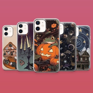 Puede incluir: Conjunto de cinco fundas para iPhone con temática de Halloween con diferentes diseños. Una funda presenta una rana con un sombrero de bruja y sosteniendo una calabaza. Otra funda presenta una casa encantada con una luna creciente. Una tercera funda presenta un candelabro con velas. Una cuarta funda presenta un patrón de remolino con estrellas. La quinta funda presenta una casa encantada con una luna creciente.