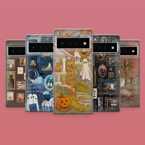 Puede incluir: Cinco fundas para teléfono con diseños de Halloween. Las fundas presentan ilustraciones de fantasmas, calabazas y marcos vintage. La paleta de colores incluye naranja, negro y tonos marrones, creando una estética espeluznante y festiva.