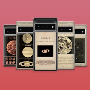Pode incluir: Uma ilustração vintage de Saturno, o sexto planeta do sol, com uma descrição de texto do seu tamanho e densidade. A ilustração é em preto e branco e tem um fundo castanho. O texto diz "[SATURNO] nomeado em homenagem ao deus romano da riqueza e da agricultura [Saturno] é o sexto planeta do sol e o segundo maior do sistema solar, depois de Júpiter. É um gigante gasoso com um raio médio de aproximadamente nove vezes o da Terra. Tem apenas um oitavo da densidade média da Terra; no entanto, com seu maior volume, Saturno é mais de 95 vezes mais massivo."