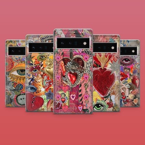 Peut inclure: Cinq étuis de téléphone différents avec des motifs de style collage colorés mettant en scène des cœurs, des yeux et d'autres motifs abstraits. Les étuis sont tous transparents et laissent apparaître l'écran du téléphone à travers le motif.