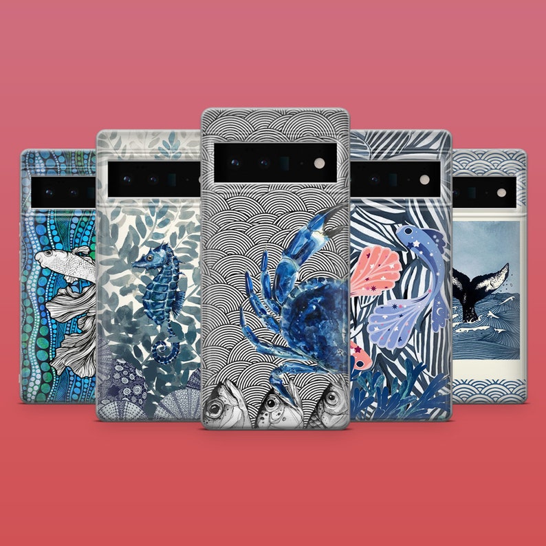 Op de afbeelding: Vijf verschillende telefoonhoesjes met verschillende zeeleven-ontwerpen. De hoesjes zijn allemaal transparant en laten de ontwerpen door de achterkant zien. De ontwerpen omvatten een krab, een zeepaardje, een vis, een walvis en een gestileerde vis.