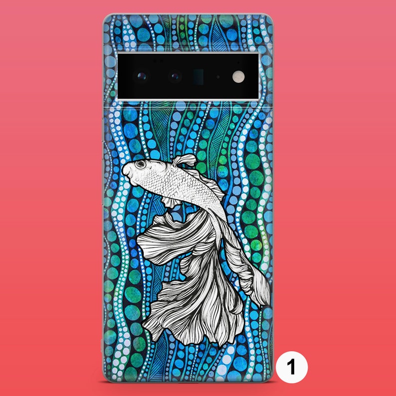 Op de afbeelding: Een blauwe en groene telefoonhoes met een wit visontwerp. De vis heeft een lange staart en zwemt in een patroon van stippen en lijnen.