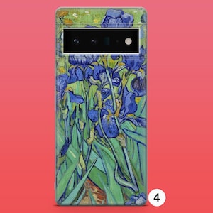 Op de afbeelding: Een telefoonhoesje met een levendig schilderij van blauwe irissen op een groene achtergrond. Het hoesje heeft een zwarte uitsparing voor de camera lens.