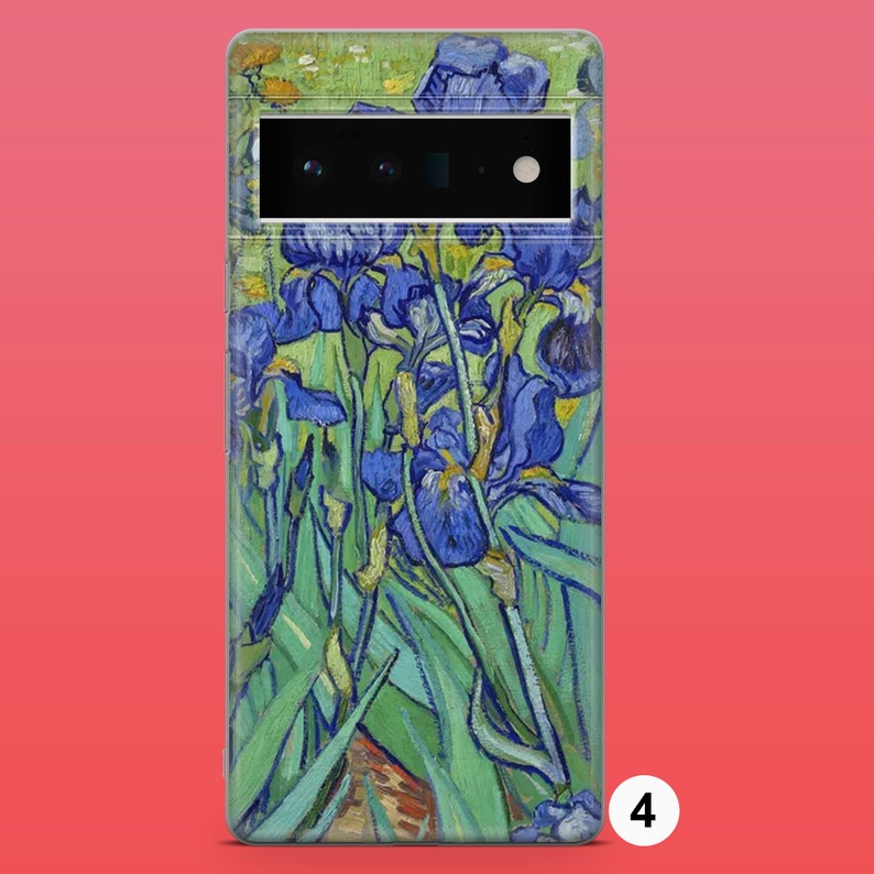 Op de afbeelding: Een telefoonhoesje met een levendig schilderij van blauwe irissen op een groene achtergrond. Het hoesje heeft een zwarte uitsparing voor de camera lens.