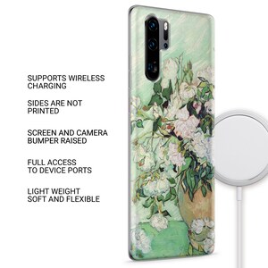 Op de afbeelding: Een transparante telefoonhoes met een verhoogde bumper, met een schilderij van witte rozen in een vaas tegen een groene achtergrond. De hoes ondersteunt draadloos opladen en heeft volledige toegang tot de poorten van het apparaat. Het is lichtgewicht en flexibel.