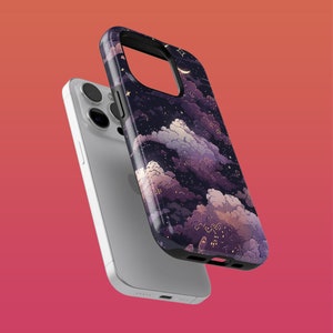 Op de afbeelding: Een witte iPhone met een zwarte telefoonhoes met een gepixelde afbeelding van wolken en sterren. De hoes heeft een donkerpaarse en blauwe kleurstelling met gouden accenten.