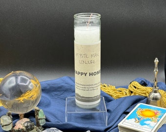 Può includere: Candela bianca in un barattolo di vetro con un'etichetta che recita "Mystic Man Conjure Happy Home". La candela è su un supporto trasparente e circondata da cristalli, una campana e carte dei tarocchi. La carta in cima è la carta del Sole.