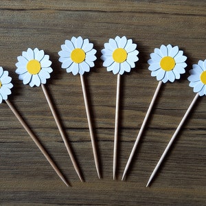 12 Small white daisy cupcake toppers - Handmade daisy cake picks- Flower food picks - Party food decorations - Wedding/Baby shower/Birthday