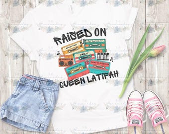 Raised on Queen Latifah PNG - 白黒フォント - レトロカセットテープPNG - インスタントデジタルダウンロード
