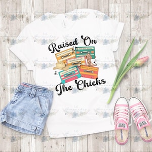 Raised on The Chicks PNG - Fonte em preto e branco - Fita cassete retrô PNG - Download digital instantâneo