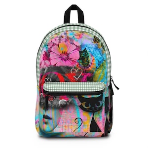 Könnte beinhalten: Ein farbenfroher Rucksack mit einem auffälligen floralen und abstrakten Design. Der Rucksack hat einen schwarzen Griff und Träger, eine Vordertasche und ein grün-weißes Karomuster an den Rändern. Das Design umfasst ein Frauengesicht, Herzen und eine schwarze Katze.