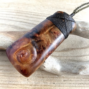 Camphor Burl Wood Toki & Koru Wooden Pendant Necklace 70 mm, Cinnamonum Pathenoxylon, Handmade Unique Wooden Gifts, Unisex Gifts (CW180P)