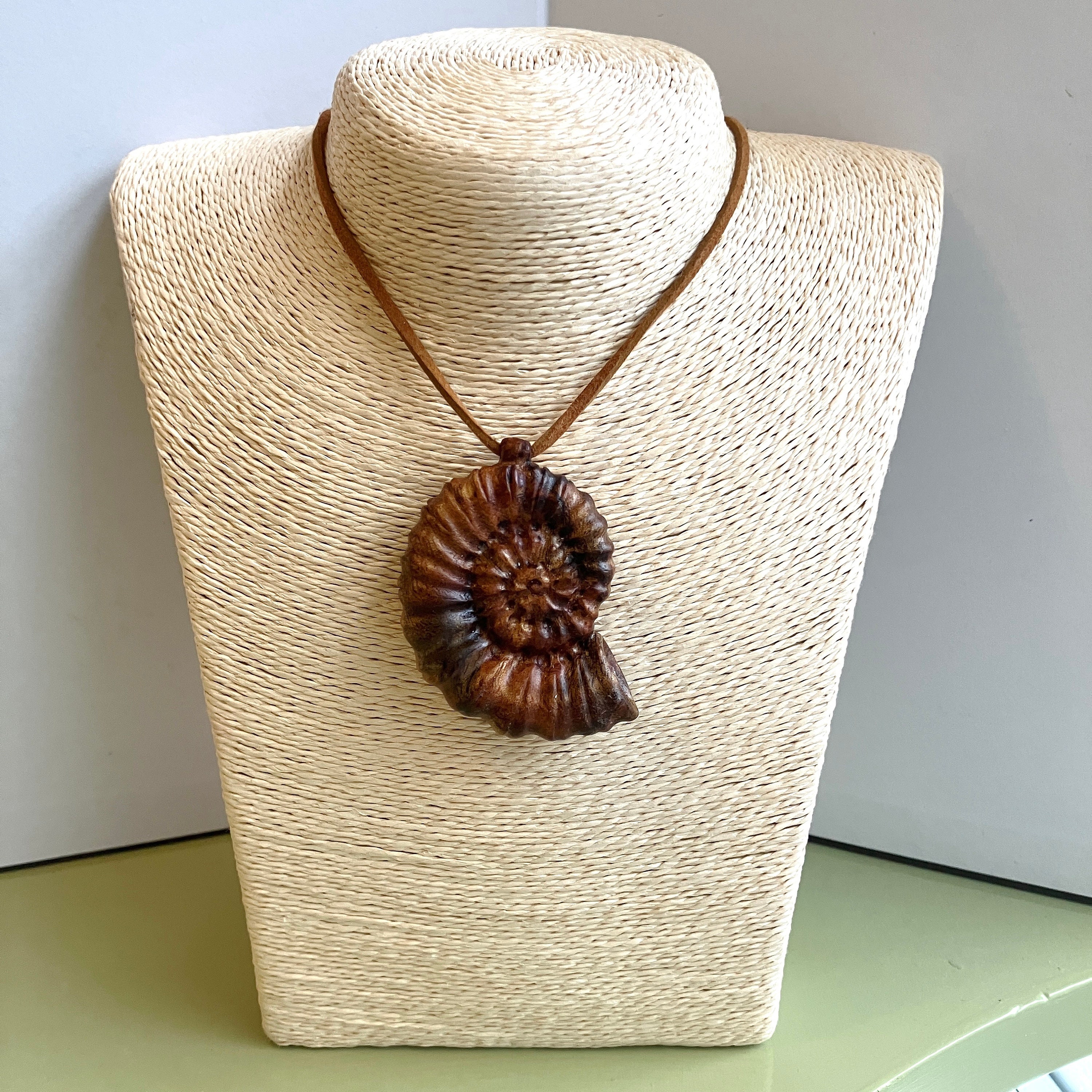 樟脳バールウッド アンモナイト木製ペンダントネックレス 55 mm