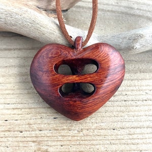 Houten oneindig gekruiste harthanger met de hand gesneden uit padaukhout 46 mm, handgemaakt unieke houten geschenken (PD62P)