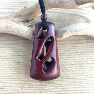 Houten oneindig gekruiste kruidnagel met vier kruidnagel Toki-stijl hanger met de hand gesneden uit palissander 65 mm, cadeaus voor mannen, cadeaus voor vrouwen (RWT19P)