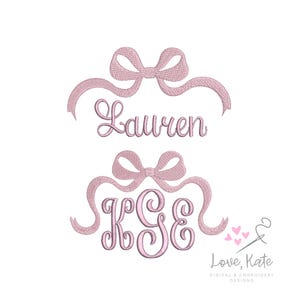 Puede incluir: Dise&ntilde;os bordados en rosa sobre fondo blanco. El dise&ntilde;o superior presenta el nombre "Lauren" en cursiva bajo un lazo. El dise&ntilde;o inferior muestra las iniciales "KSE" en una fuente decorativa, tambi&eacute;n bajo un lazo. El texto "Love, Kate" est&aacute; en la esquina inferior derecha.