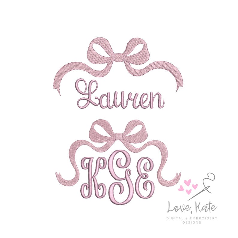 Puede incluir: Dise&ntilde;os bordados en rosa sobre fondo blanco. El dise&ntilde;o superior presenta el nombre "Lauren" en cursiva bajo un lazo. El dise&ntilde;o inferior muestra las iniciales "KSE" en una fuente decorativa, tambi&eacute;n bajo un lazo. El texto "Love, Kate" est&aacute; en la esquina inferior derecha.