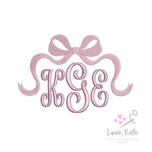 Puede incluir: Un dise&ntilde;o de monograma rosa claro con las letras KGE en una fuente decorativa, coronado con un lazo y cintas a juego. El dise&ntilde;o incluye el texto "Love, Kate" y "DIGITAL & EMBROIDERY DESIGNS".