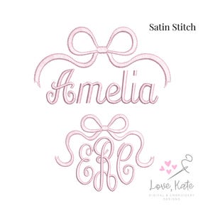 Puede incluir: Diseño de bordado en punto de satén rosa con el nombre "Amelia" y un monograma con las letras "E R P". El diseño incluye lazos y cintas.