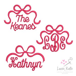 Pode incluir: Desenhos de bordado rosa com laços e texto. Os desenhos incluem "The Keanes", um monograma com as letras "LBE" e o nome "Kathryn". Os desenhos são para bordado digital.