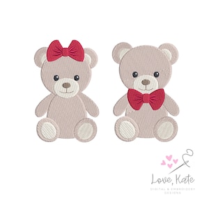 Op de afbeelding: Twee geborduurde teddyberen. Eén beer heeft een rode strik op zijn hoofd en de andere heeft een rode vlinderdas. Beide beren zijn lichtbruin met zwarte ogen en bruine neuzen. De beren zitten op een witte achtergrond. De tekst "Love, Kate" staat rechtsonder.