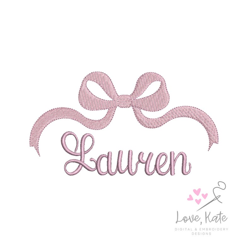 Puede incluir: Un dise&ntilde;o bordado en rosa con el nombre "Lauren" en cursiva, con un lazo decorativo en la parte superior. El dise&ntilde;o est&aacute; sobre un fondo blanco. El logotipo "Love, Kate" est&aacute; en la esquina inferior derecha.