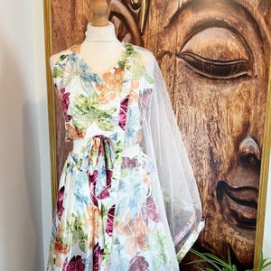 Lehenga Choli blanc à imprimé floral : tenues de mariage indiennes en crêpe de soie