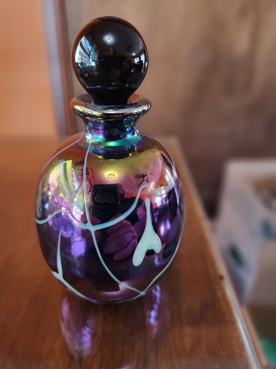 Beautiful Iridescent "Bleeding Heart" Pattern per… - image 1