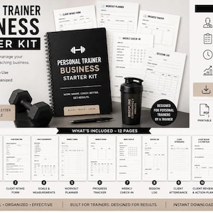 Può includere: Un kit di avvio per personal trainer che include un quaderno nero a spirale con il testo Personal Trainer Business Starter Kit, un manubrio nero, uno shaker nero e dodici pagine di documenti stampabili tra cui moduli e tracker di monitoraggio.