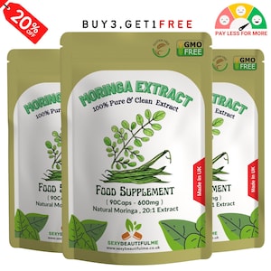 Op de afbeelding: Drie zakjes met Moringa Extract voedingssupplement, elk met een groen bladdesign en de tekst "Moringa Extract 100% Pure & Clean Extract" en "Food Supplement (90Caps - 600mg) Natural Moringa, 20:1 Extract". De zakjes zijn geëtiketteerd met "Gluten Free" en "GMO Free".