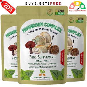 Puede incluir: Tres sobres de suplemento alimenticio Mushroom Complex. Cada sobre es de color beige con texto verde y blanco e ilustraciones de setas. El texto dice "100% Pure & Clean Extract" y "Food Supplement". Los sobres están etiquetados "Made in UK".