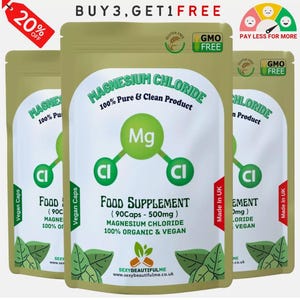 Puede incluir: Tres sobres de suplemento alimenticio de cloruro de magnesio, cada uno con 90 cápsulas de 500 mg. Los sobres son verdes y dorados con una etiqueta blanca que dice "Cloruro de magnesio 100% puro y limpio" y un diagrama de un átomo de magnesio. Los sobres están etiquetados como "100% orgánico y vegano" y "Hecho en el Reino Unido".