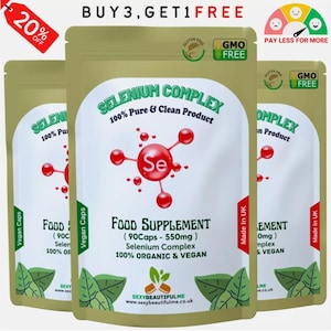 Könnte beinhalten: Drei goldene Beutel mit einem grünen Blattdesign und dem Text "Selenium Complex 100% Pure & Clean Product" und "Food Supplement (90Caps - 550mg) Selenium Complex 100% Organic & Vegan" auf der Vorderseite. Die Beutel haben eine rote und weiße Grafik eines Selenatoms. Der Text "GMO Free" und "Gluten Free" befindet sich oben auf den Beuteln. Der Text "Made in UK" befindet sich auf der rechten Seite der Beutel.