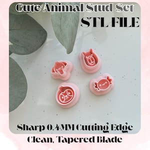 Peut inclure: Ensemble de quatre emporte-pièces roses en forme d'animaux. Les emporte-pièces représentent un cochon, un chien, un chat et un bonbon. Le texte de l'image indique "Cute Animal Stud Set STL File" et "Sharp 0.4MM Cutting Edge Clean, Tapered Blade."
